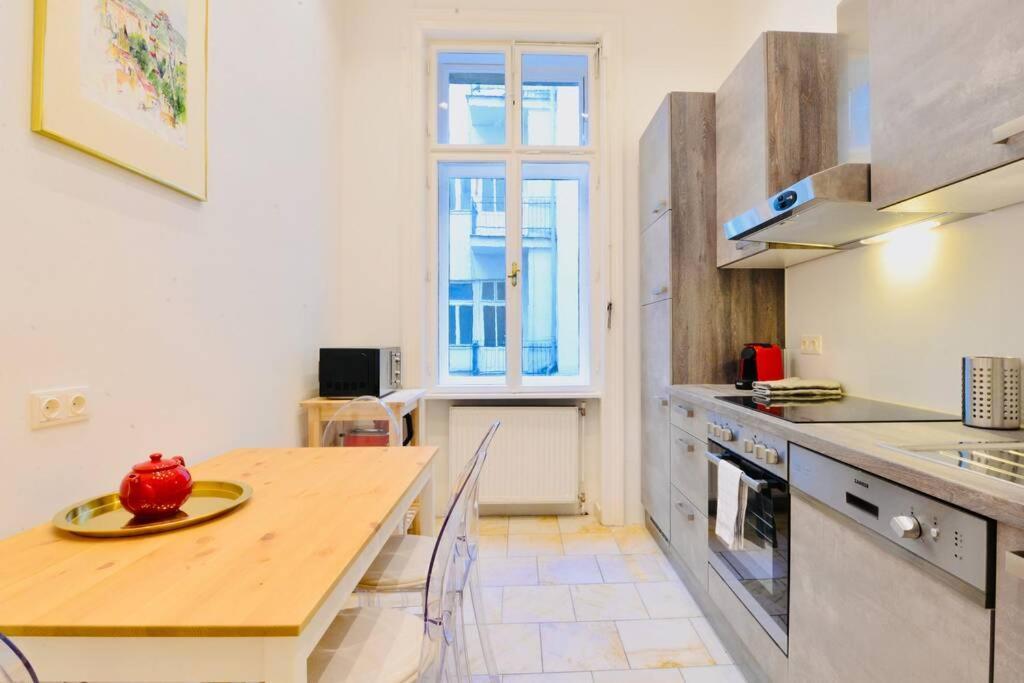 Beautiful Viennese Flat In The City Centre Exterior photo